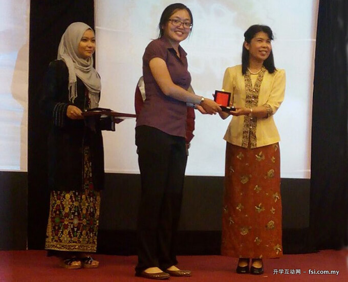 Yeong receiving her prize from a representative of USM. 