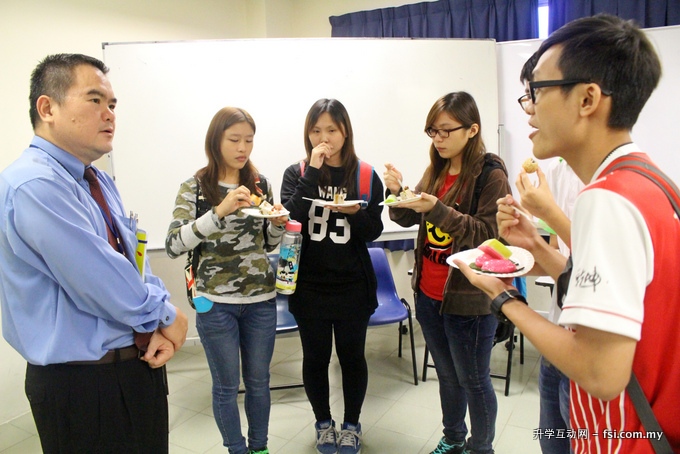 学生事务处主任 林天来（左一）与奖助学金生作近距离交流。