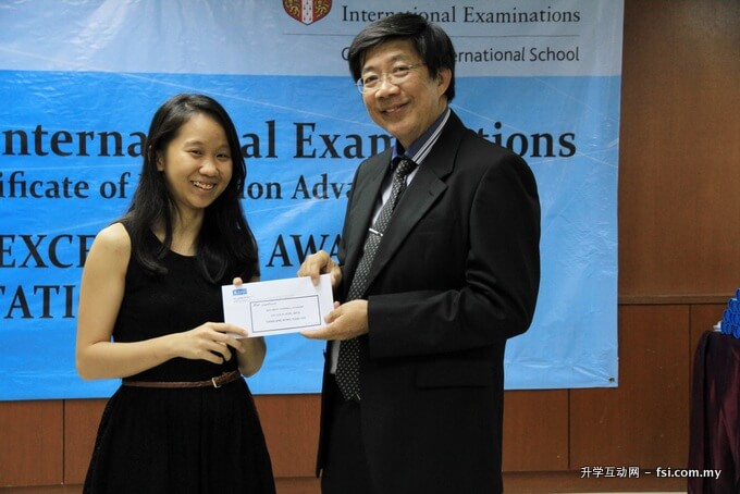 KDU学生江云翊（左）从剑桥国际考试委员会（马来西亚）高等学校发展高级经理黄金发手中，接过文科组杰出学生奖。