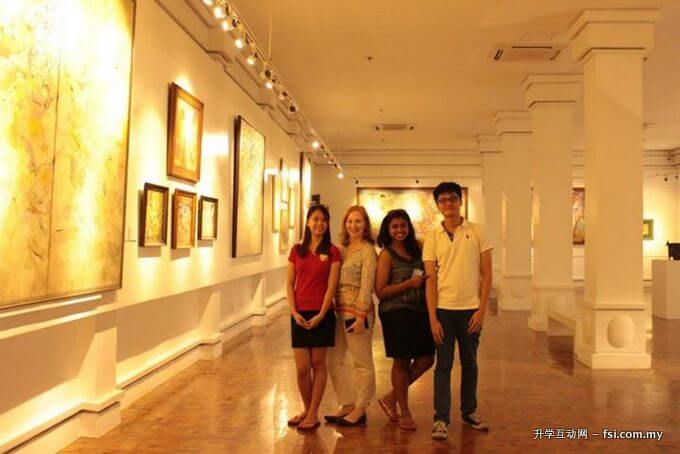 KDU学生与他们的讲师Donna（左2）一同参观国家艺术坊。