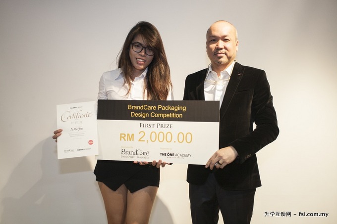 Advertising & Graphic Design student Fu Mei Yan accepting the first prize of RM 2000 from Founder of Brandcare Sdn. Bhd. Shawn Ng. 