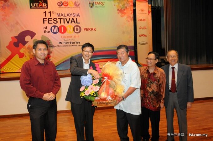Tun Ling presenting a fruit basket to Hew while (from left) Dr Lim, Prof Chuah and Tan Sri Hew look on.