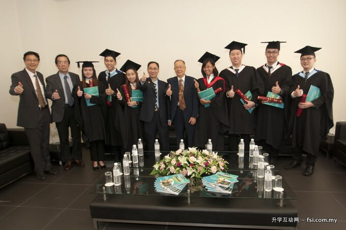(Fifth from right) UTAR Planning and Development Committee Advisor Tan Sri Hew See Tong, Prof Chuah, Dr Milton Lum and UTAR Council Member Hew Fen Yee with the graduates.