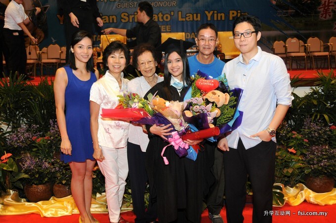Marketing graduate Khoo Shi Yin with her family.
