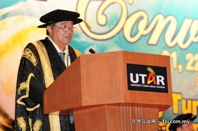Tun Ling addressing the graduands.