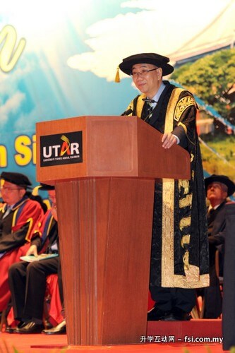 Prof Chuah delivering his convocation speech.