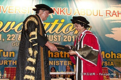 Tun Siti Hasmah (right) receiving her Honorary Doctorate Degree from Tun Ling.