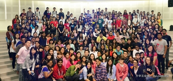 Datin Paduka Marina Mahathir (centre, in white blouse) with UTAR staff and students.