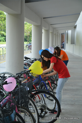   活动义工们细心地在脚车上绑上色彩缤纷的气球，准备给予脚踏车车主一个惊喜。 