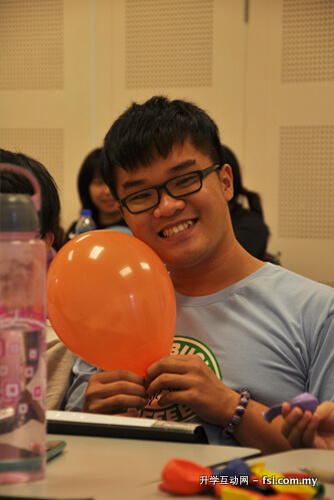 在课堂中收到阳光气球的学生，喜出望外之余不忘献上最真挚的笑容。
