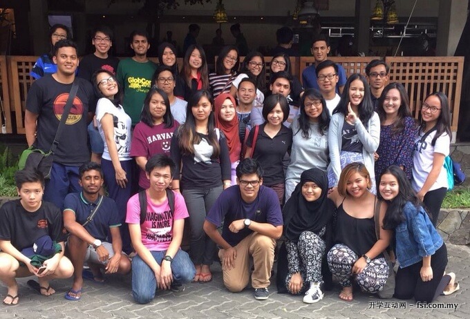 Group photo of volunteers from Curtin Sarawak and University of Indonesia.
