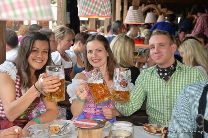 EU alumni enjoying a Maß (Bavarian-style beer glass).