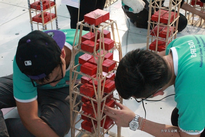 INTI students testing their earthquake load resistant system during the IDEERS exhibition in Taiwan.
