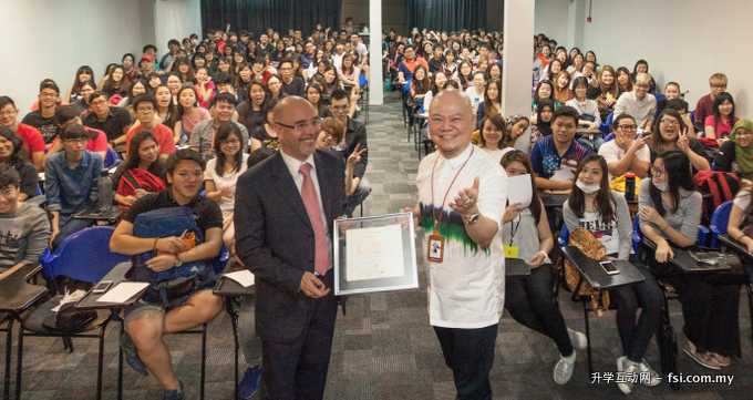 Dr. Eric Leong presenting a token of appreciation to Mr. Rolf Ott as the ‘Switzerland – A Land of Great Diversity’ sharing session comes to an end. 