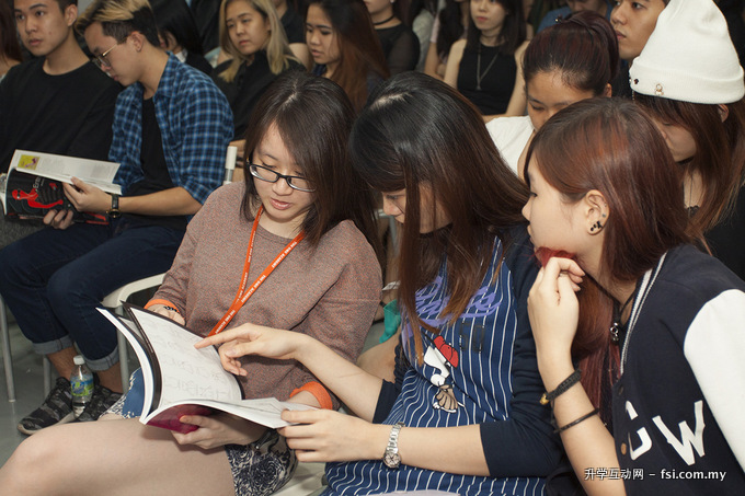 ESMOD Kuala Lumpur students discussing the topics presented during a master lecture by Sandra Burke, author and international fashion designer. 