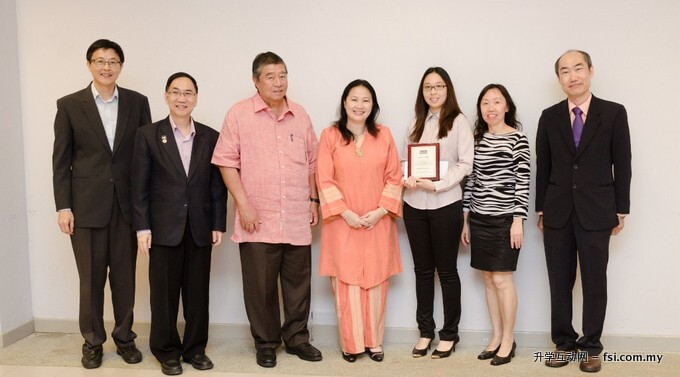 (From left) Hew, Prof Chuah, Tun Ling, Dato’ Norashikin, Aw, Aw’s mother Hwang Hooi Sim and Dr Lim.