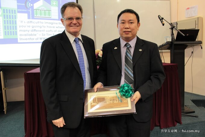The Big Data Week 2015 at APU was officiated by Prof. Ron Edwards, Deputy Vice Chancellor of APU (left), alongside with Ir. Dr. Karl Ng Kar Hou, Director of MDeC Innovation Capital (right).