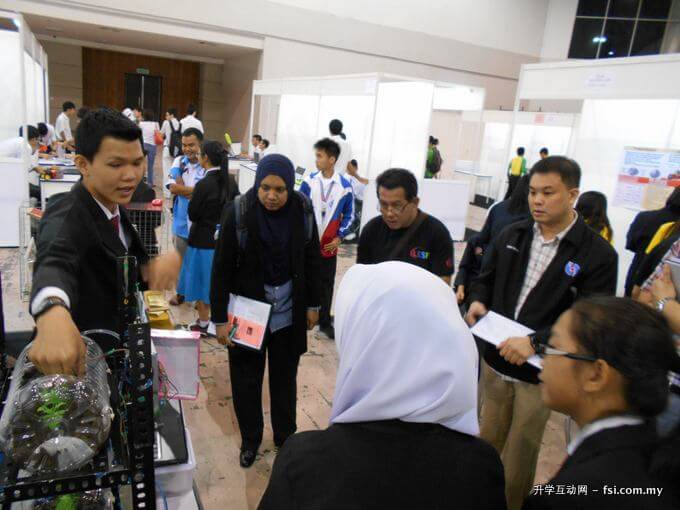 SMK Pujut team demonstrating their Auto Plant Watering System.