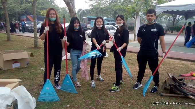 INTI International University student volunteers get to work cleaning up Chempaka Park in spite the hazy conditions.
