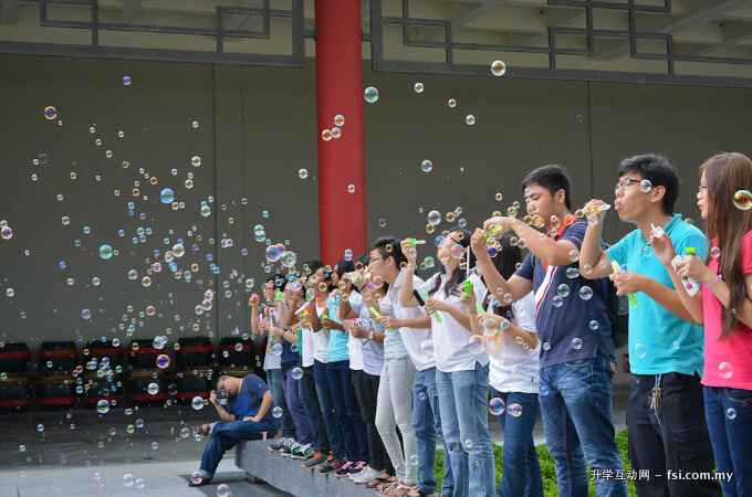 学生们同心协力吹起泡泡，为校园增添了快乐元素。