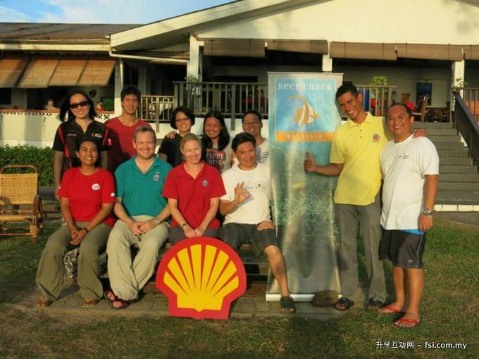 The newly-certified EcoDivers, EcoDiver Trainers and trainers from Reef Check Malaysia.