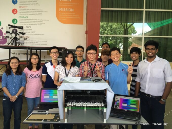 Project ‘Piano Optics’ team with lecturers Hii Kiew Ling and Pang Po Ken (centre).