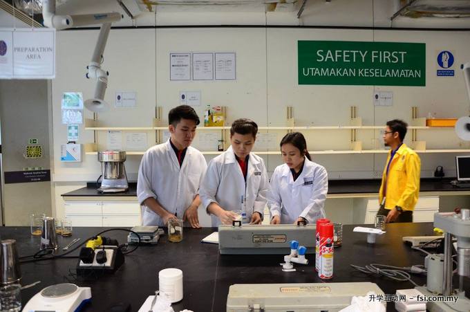 The students working together in the laboratory to come up with the most ideal drilling mud.