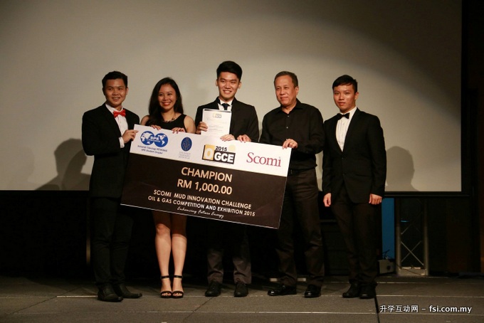 (L–R) Lee, Teh and Lim receiving their mock cheque from representatives of SCOMI and OGCE organising committee member.