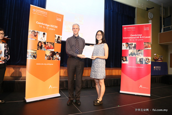 黄健玲（Wong Jian Lin，右）在剑桥杰出学生奖颁奖典礼上，获颁“历史科全马最高分”特奖。
