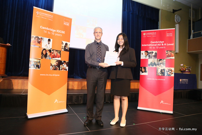 许蕙晴（Hooi Wei Cheng，右）在剑桥杰出学生奖颁奖典礼上，获颁“数学科全球最高分”特奖。