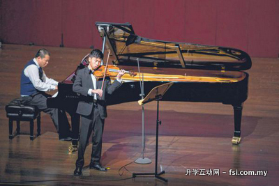 小提琴高级组冠军林子铭在舞台上深情演奏。