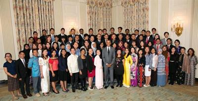 Thinesh (standing 4th from the left in the last row) with President Barack Obama and other YSEALI participants at the White House. 