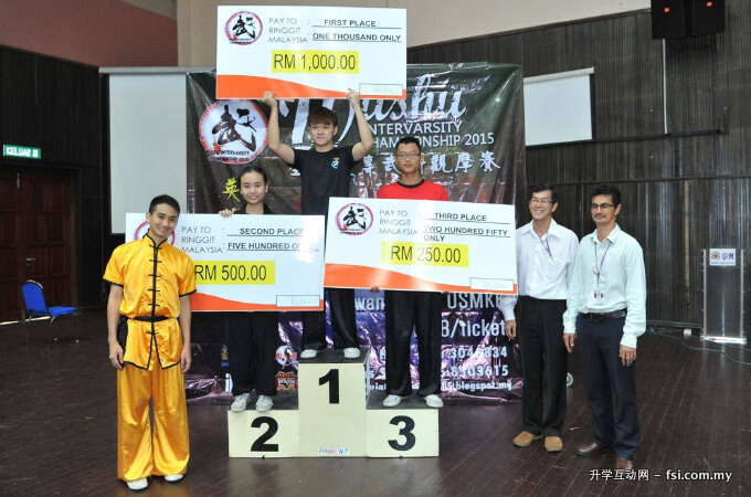 UTAR representative, Chong (second from left) as the first-runner up posing for a photo with USMKK officials and other winners.