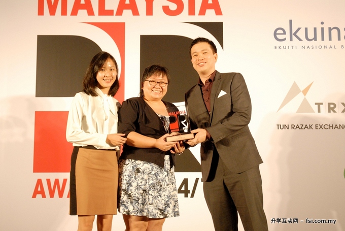 (From left) Chia and Diong receiving the award from See (right).