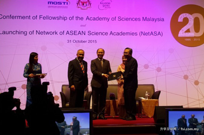 Prof Ewe receiving his award at the Conferment of Fellowship of ASM and Launching of Network of ASEAN Science Academics in Kuala Lumpur Convention Centre on 31 October 2015.