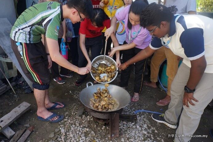 KDU students from Malay Cultural Society preparing meal in the gotong-royong (group-work) way.