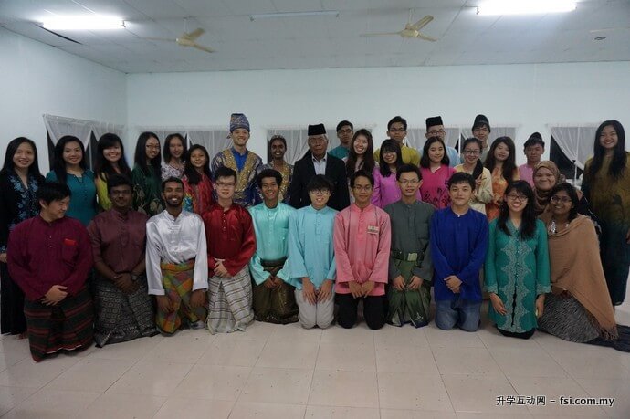The students posing for a photo, clad in traditional Malay costumes for the mock wedding ceremony. 