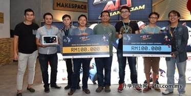 伯乐大学学院游戏开发学系大三学生赖泽仁（右起）、曾明礼和陈永康在2015年Ejen Ali Hackathon Game Jam（游戏开发者分享会）学生组赛事中，赢得10万令吉奖金。