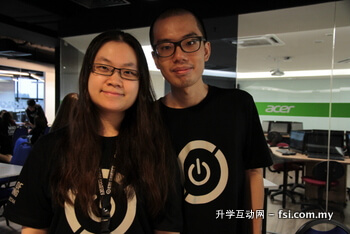 林鸳星（Lim Yuen Shing，左起）和廖健达（Lew Kean Tat），携手完成的即时战略电脑游戏样板“Eier”，成功吸引会众的眼球。