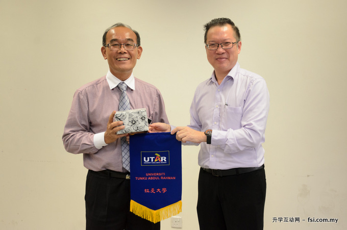 Dr Teh (right) presenting a token of appreciation to Foo.