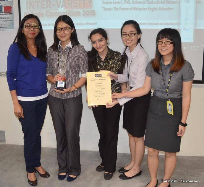 Dr Alia (left) with the champions from UTAR.