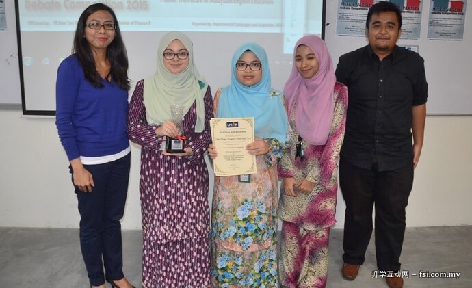 Dr Alia with the Third Place winners from UCSI University.