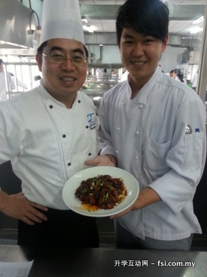 由知名酒店的行政主厨赖瑞荣师傅指导，王辉骏手捧着堪称杰作的黑胡椒排骨。