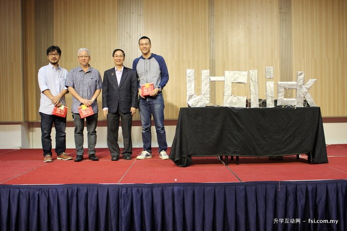 蔡贤德颁发纪念品给予陈文贵（左起）、郭清江和叶剑锋（右）。