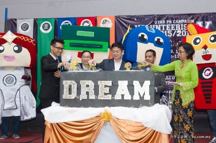 From left: Leong, Prof Chuah, Dato’ Lee, Nor Akmal, and Dr Alia launching the Grand Opening Ceremony.
