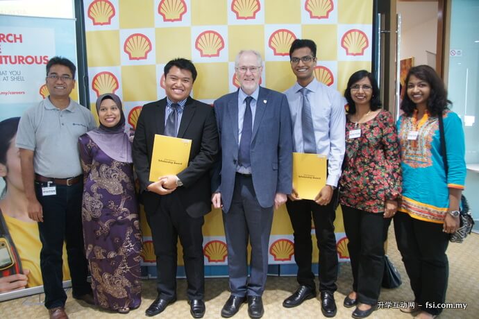 赫瑞瓦特大学也为学生提供企业赞助的奖学金，图为学生Muhammad Irfan Bin Mohd Iwan Jefry 与 Pavitren Ravindran 获颁蚬标公司奖学金， 在赫瑞瓦特大学攻读课程，他们的父母都引以为荣。