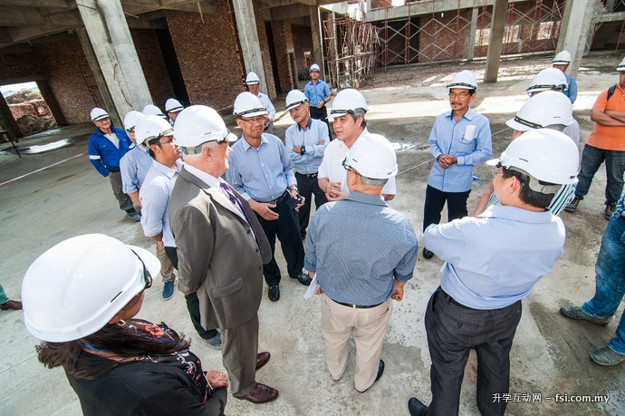 Datuk Amar Awang Tengah consulting with Professor Mienczakowski and others at the project site.