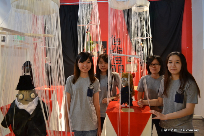 「傀儡」小组成员：许晓慧（左起）、黄湘婷、方莉婷和梁美倩与展摊一隅。