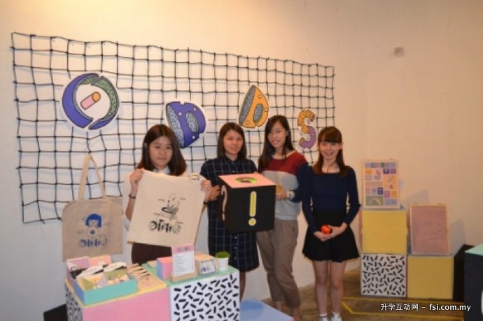 「可能性」小组成员：丘可娴（左起）、李姿汶、张怡婷和徐欣与展摊合照。