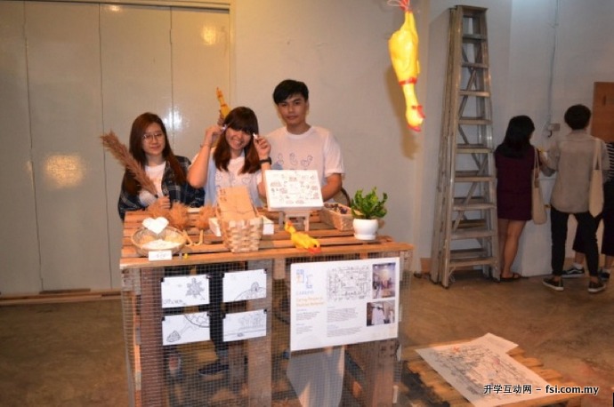 「鸡婆」小组成员：梁明仪（左起）、黄咏诗和王光辉与该展摊一隅。